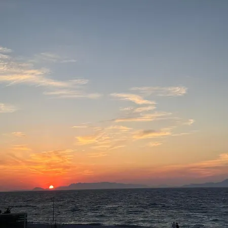 Beachfront Luxury With Panoramic Sea View דירה *
