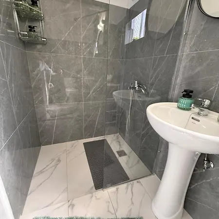 Beachfront Luxury With Panoramic Sea View דירה יאליסוס